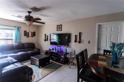 House in Miami, Florida 3 bedrooms, 131.09 sq.m. № 1892831 - photo 11