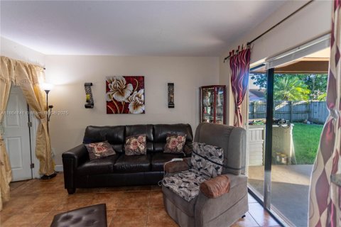 House in Miami, Florida 3 bedrooms, 131.09 sq.m. № 1892831 - photo 29