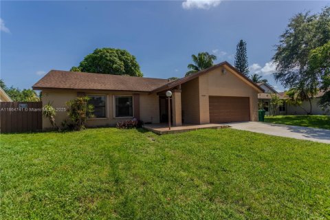 House in Miami, Florida 3 bedrooms, 131.09 sq.m. № 1892831 - photo 1