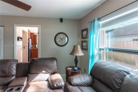 House in Miami, Florida 3 bedrooms, 131.09 sq.m. № 1892831 - photo 12