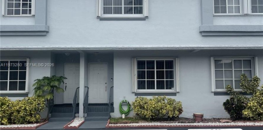 Adosado en Miami, Florida 3 dormitorios, 135.64 m2 № 2033448