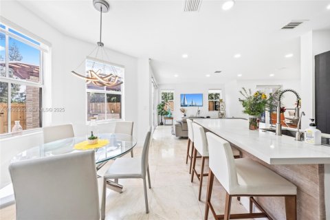 House in Doral, Florida 4 bedrooms, 267.37 sq.m. № 1990405 - photo 28