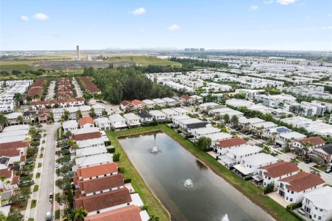 House in Doral, Florida 4 bedrooms, 267.37 sq.m. № 1990405 - photo 6