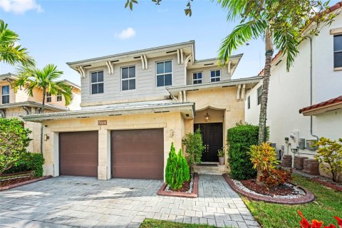 House in Doral, Florida 4 bedrooms, 267.37 sq.m. № 1990405 - photo 13