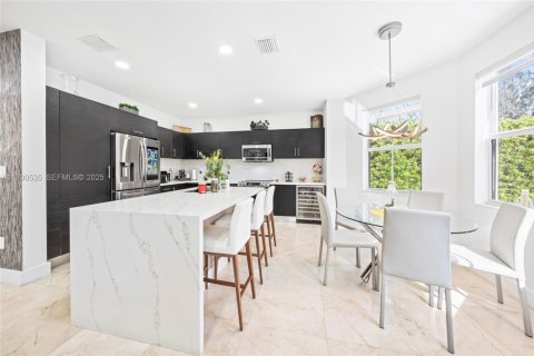 House in Doral, Florida 4 bedrooms, 267.37 sq.m. № 1990405 - photo 23