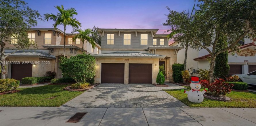 House in Doral, Florida 4 bedrooms, 267.37 sq.m. № 1990405