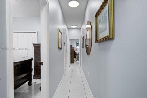 House in Miami, Florida 4 bedrooms, 172.52 sq.m. № 1874544 - photo 11