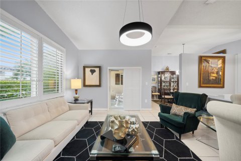 House in Miami, Florida 4 bedrooms, 172.52 sq.m. № 1874544 - photo 27