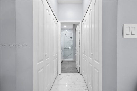 House in Miami, Florida 4 bedrooms, 172.52 sq.m. № 1874544 - photo 15