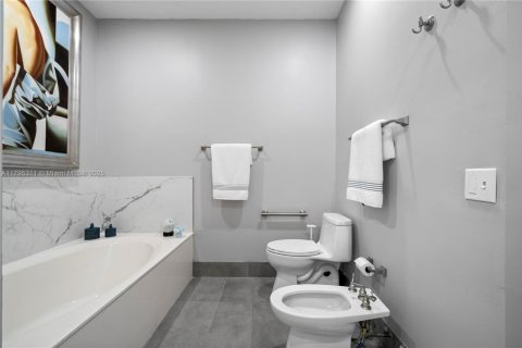 House in Miami, Florida 4 bedrooms, 172.52 sq.m. № 1874544 - photo 17