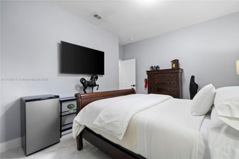House in Miami, Florida 4 bedrooms, 172.52 sq.m. № 1874544 - photo 8