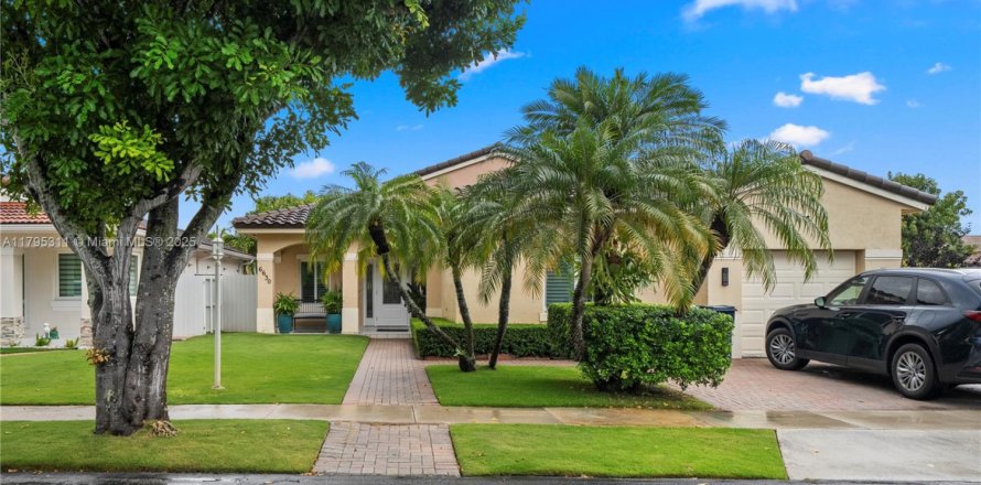House in Miami, Florida 4 bedrooms, 172.52 sq.m. № 1874544