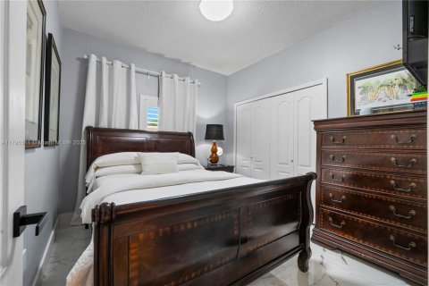 House in Miami, Florida 4 bedrooms, 172.52 sq.m. № 1874544 - photo 9
