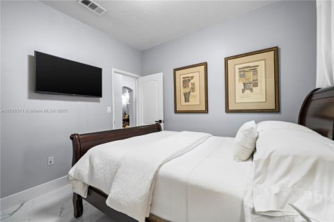 House in Miami, Florida 4 bedrooms, 172.52 sq.m. № 1874544 - photo 10