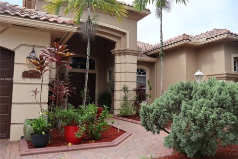 Casa en venta en Pembroke Pines, Florida, 4 dormitorios, 361.3 m2 № 1934002 - foto 1