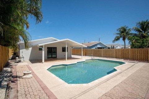 House in Boca Raton, Florida 3 bedrooms, 163.32 sq.m. № 2083502