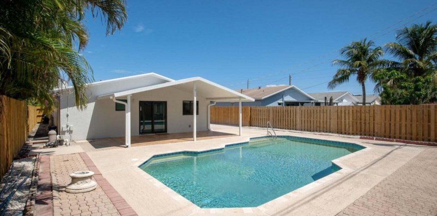 House in Boca Raton, Florida 3 bedrooms, 163.32 sq.m. № 2083502