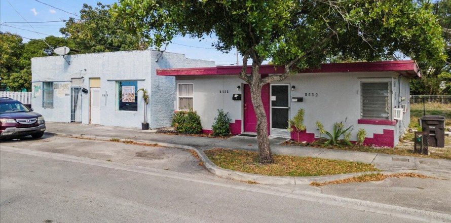 Commercial property in West Palm Beach, Florida № 2146907