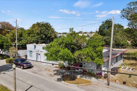 Commercial property in West Palm Beach, Florida № 2146907 - photo 5