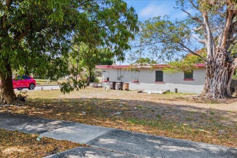 Commercial property in West Palm Beach, Florida № 2146907 - photo 6