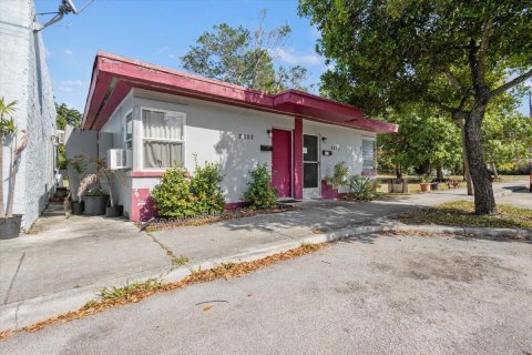 Commercial property in West Palm Beach, Florida № 2146907 - photo 3