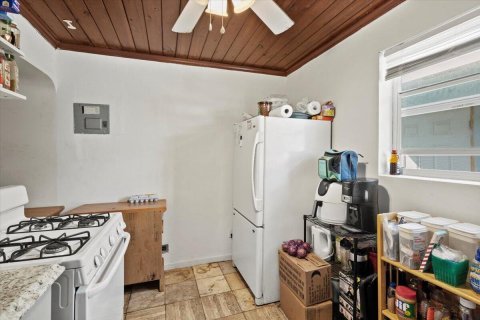 Commercial property in West Palm Beach, Florida № 2146907 - photo 18