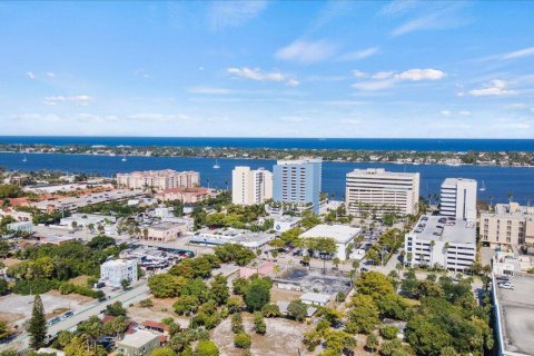 Commercial property in West Palm Beach, Florida № 2146907 - photo 9