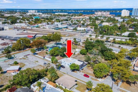 Commercial property in West Palm Beach, Florida № 2146907 - photo 7