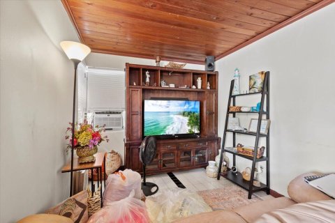 Commercial property in West Palm Beach, Florida № 2146907 - photo 15