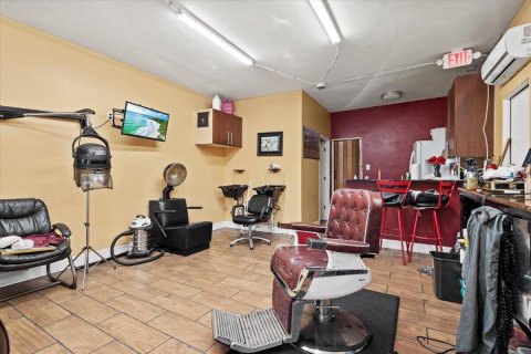 Commercial property in West Palm Beach, Florida № 2146907 - photo 22