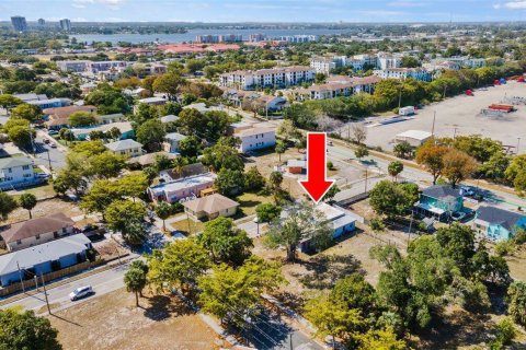 Commercial property in West Palm Beach, Florida № 2146907 - photo 8