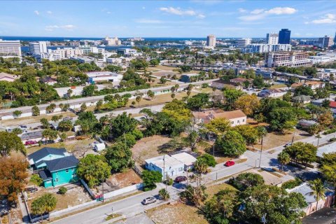 Commercial property in West Palm Beach, Florida № 2146907 - photo 10