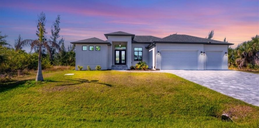 House in Port Charlotte, Florida 3 bedrooms, 196.58 sq.m. № 1517380