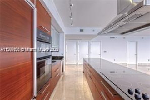 Condo in Hallandale Beach, Florida, 3 bedrooms  № 1753706 - photo 25