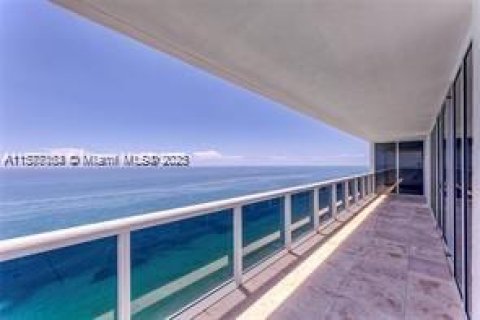 Condominio en alquiler en Hallandale Beach, Florida, 3 dormitorios, 191.84 m2 № 1753706 - foto 19