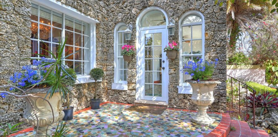 House in Miami, Florida 3 bedrooms, 337.24 sq.m. № 2028900