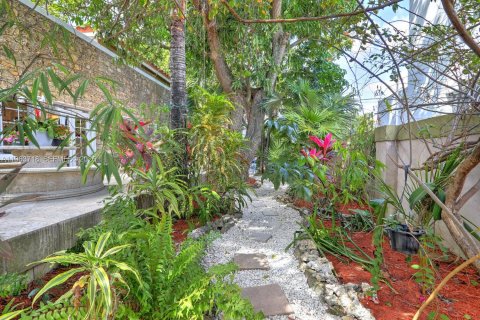 House in Miami, Florida 3 bedrooms, 337.24 sq.m. № 2028900 - photo 24