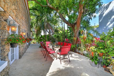 House in Miami, Florida 3 bedrooms, 337.24 sq.m. № 2028900 - photo 17