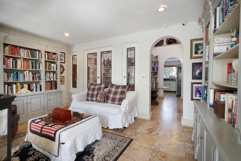 House in Miami, Florida 3 bedrooms, 337.24 sq.m. № 2028900 - photo 8