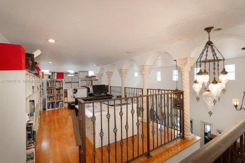 House in Miami, Florida 3 bedrooms, 337.24 sq.m. № 2028900 - photo 14