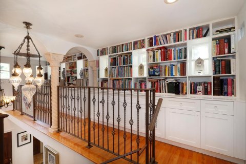 House in Miami, Florida 3 bedrooms, 337.24 sq.m. № 2028900 - photo 7