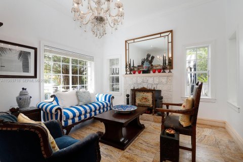 House in Miami, Florida 3 bedrooms, 337.24 sq.m. № 2028900 - photo 10