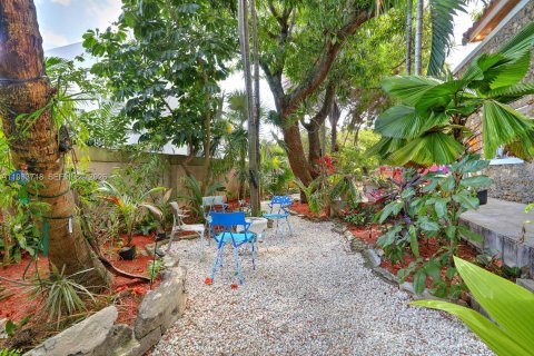 House in Miami, Florida 3 bedrooms, 337.24 sq.m. № 2028900 - photo 25