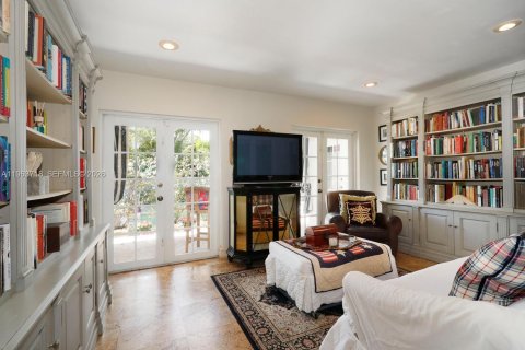 House in Miami, Florida 3 bedrooms, 337.24 sq.m. № 2028900 - photo 12