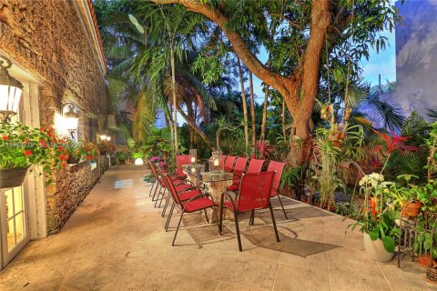 House in Miami, Florida 3 bedrooms, 337.24 sq.m. № 2028900 - photo 18