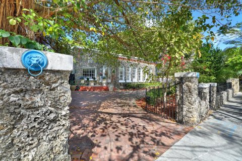 House in Miami, Florida 3 bedrooms, 337.24 sq.m. № 2028900 - photo 26