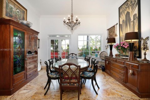 House in Miami, Florida 3 bedrooms, 337.24 sq.m. № 2028900 - photo 4