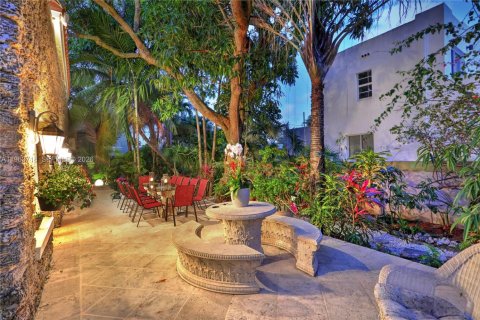 House in Miami, Florida 3 bedrooms, 337.24 sq.m. № 2028900 - photo 20