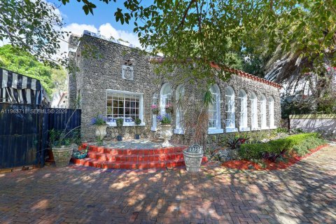 House in Miami, Florida 3 bedrooms, 337.24 sq.m. № 2028900 - photo 2