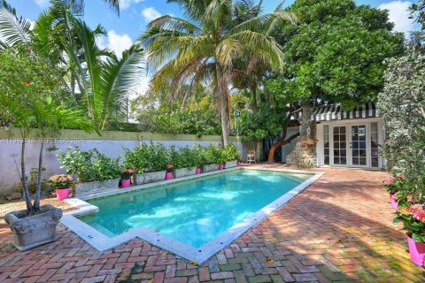 House in Miami, Florida 3 bedrooms, 337.24 sq.m. № 2028900 - photo 22